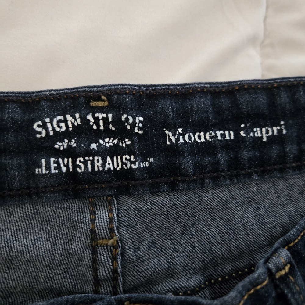 💚 2/$12 or 3/$17 Levi's Signature Women's Modern Capri Stretch Indigo Jeans - Picture 2 of 6